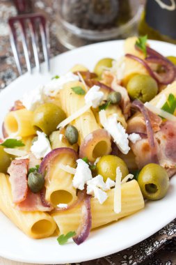 rigatoni pasta pastırma, yeşil zeytin, beyaz peynir, kırmızı soğan ile,