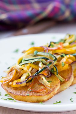 ince kıyılmış sopa sebzeli patates bir dilim kızarmış le