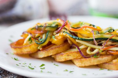 ince kıyılmış sopa sebzeli patates bir dilim kızarmış le