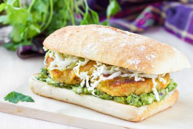 Vejetaryen burger c mercimek, guacamole, ciabatta, marul, lezzet