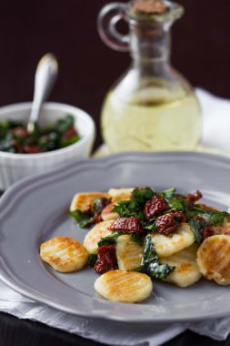 kurutulmuş domates, ıspanak, ital soslu kızarmış patates gnocchi