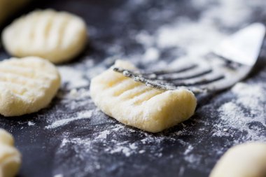 İtalyan ev yapımı Patates gnocchi Şerif çatal pişirme