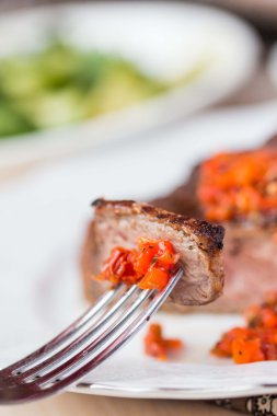 dana biftek, dilim domates salsa sosu çatal üzerinde ızgara