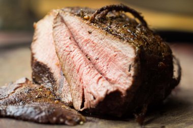 bir kavrulmuş Dana eti, Dana eti, içinde kesilmiş dilimler, lezzetli ev yapımı d