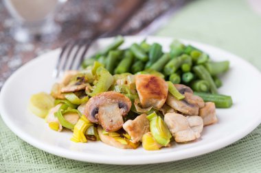 tavuk fileto kızarmış pırasa, mantar, yeşil fasulye, krem sa