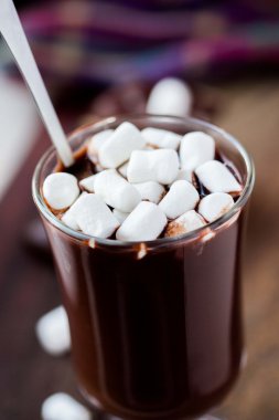 sıcak çikolata marshmallow ile şeffaf cam iç