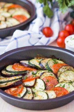 Ratatouille, sebze kesme dilimleri, patlıcan, kabak, tom