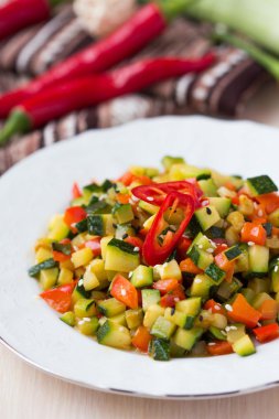 Kızarmış sebze küpleri, ratatouille, kabak, biber, lezzet