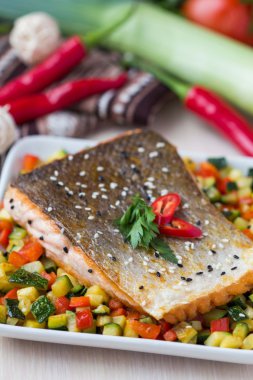 Kızarmış gevrek deri, kavrulmuş vegeta ile kırmızı balık somon fileto