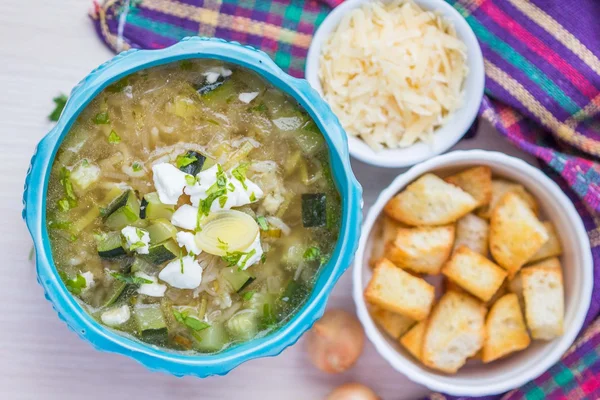 Uiensoep met rijst, fetakaas, courgette, croutons, smakelijke dis — Stockfoto