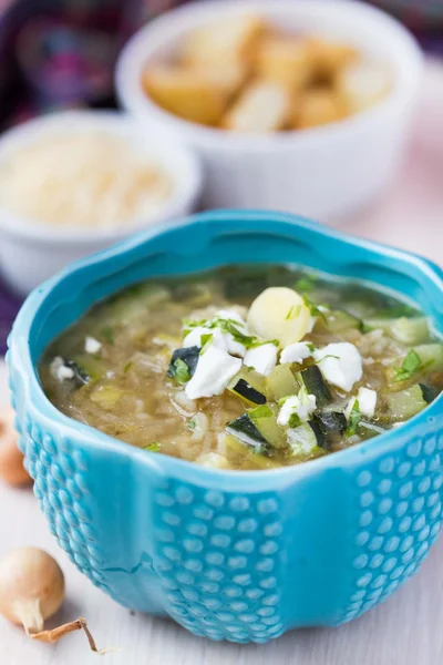Onion soup with rice, feta cheese, zucchini, croutons, tasty dis — Stock Photo, Image