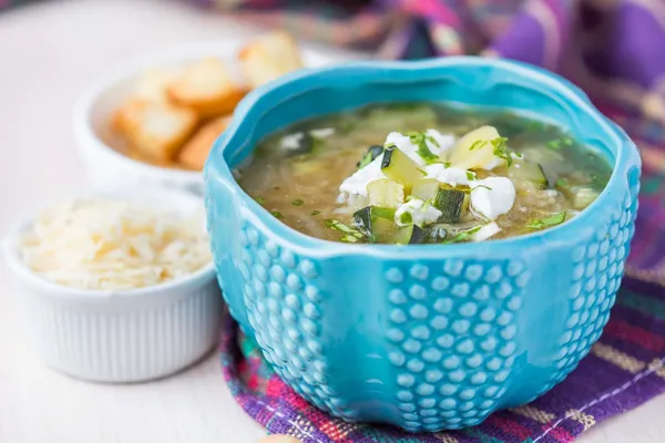 Луковый суп с рисом, сыром фета, цуккини, гренками, вкусный дис — стоковое фото