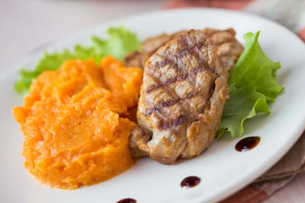 甘いポテト添え、おいしいグリルで揚げ豚肉ステーキ — ストック写真