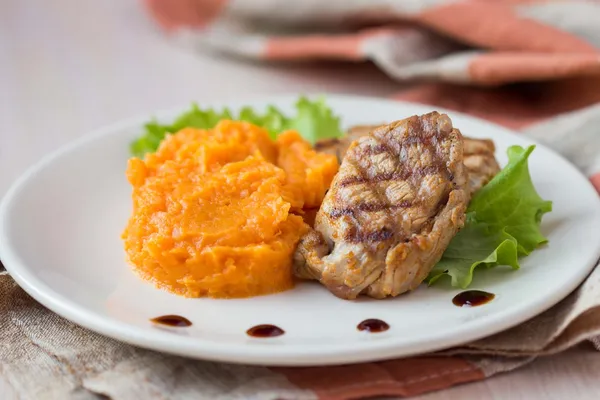 Filete de cerdo frito a la parrilla con puré de batatas, sabroso —  Fotos de Stock