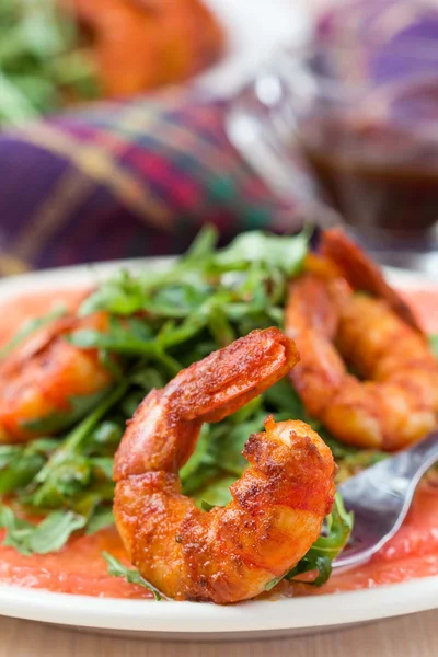 Carpaccio of grapefruit with rucola, arugula salad and spicy fri — Stock Photo, Image