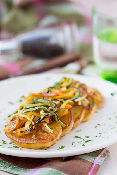 Fried slices of potato with finely chopped sticks vegetables, le — Stock Photo, Image