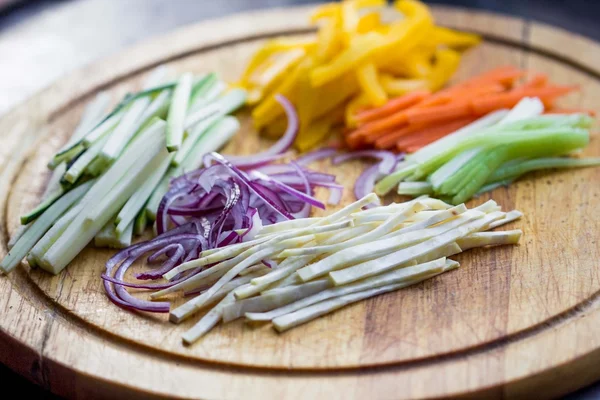 Legumi tagliati sottili per cucinare, zucchine, carote , — Foto Stock