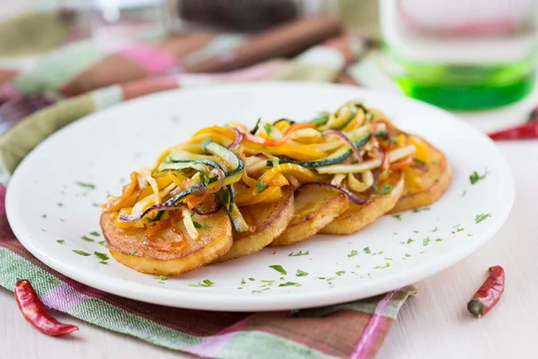 Rebanadas fritas de papa con palitos finamente picados verduras, le — Foto de Stock