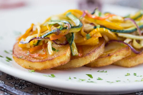 Fette di patata fritte con legumi tritati finemente, le — Foto Stock