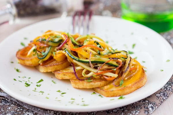 Gebratene Kartoffelscheiben mit fein gehackten Stangen Gemüse, le — Stockfoto