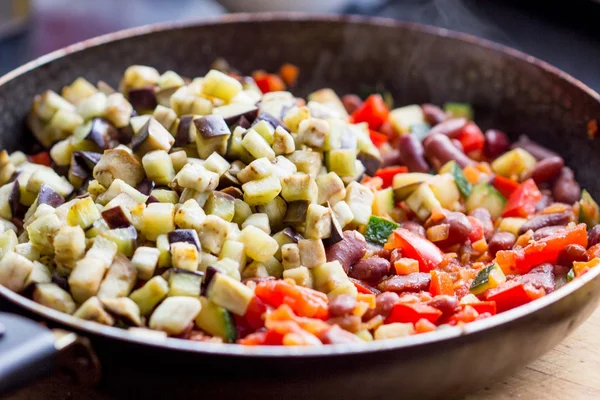 Memasak rebusan ratatouille dari sayuran di penggorengan, lezat — Stok Foto