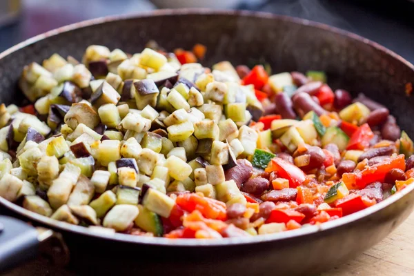 Gătit tocană ratatouille din legume în tigaie, deliciciou — Fotografie, imagine de stoc