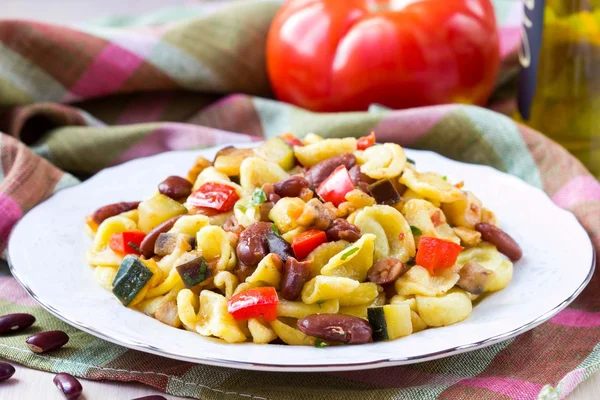 Italian pasta orecchiette with stew of vegetables and beans, del — Stock Photo, Image