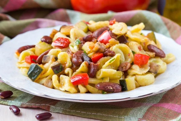 Italské těstoviny orecchiette s dušenou zeleninu a fazole, del — Stock fotografie