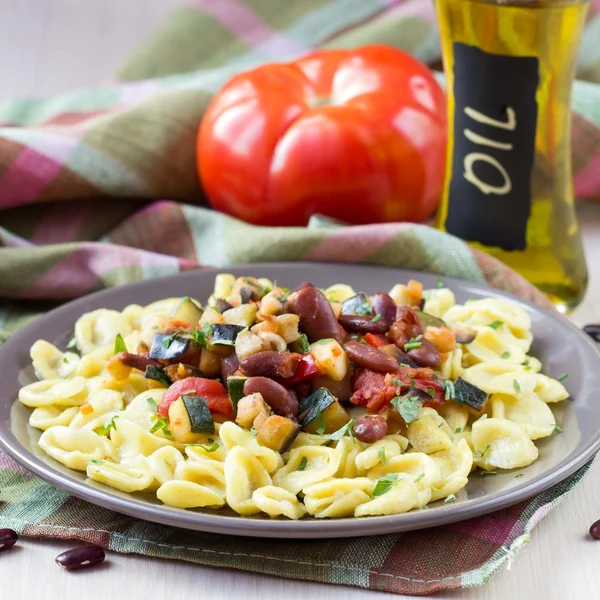 Italian pasta orecchiette with stew of vegetables and beans, del — стокове фото