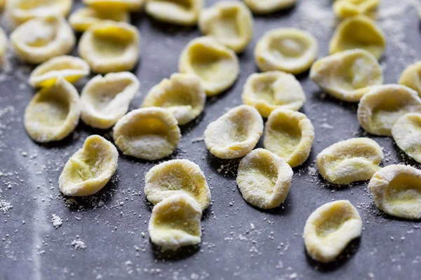 Cozinhar macarrão italiano orecchiette, massa amarela, cozinha caseira — Fotografia de Stock