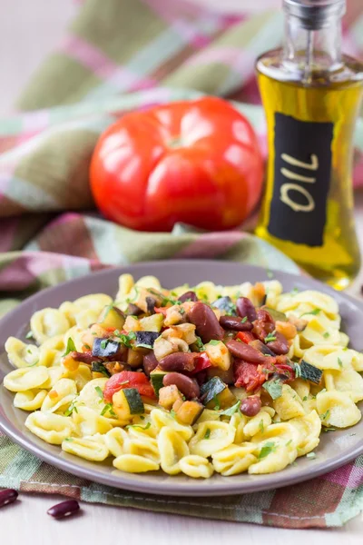 Italiaanse pasta orecchiette met stoofpot van groenten en bonen, del — Stockfoto