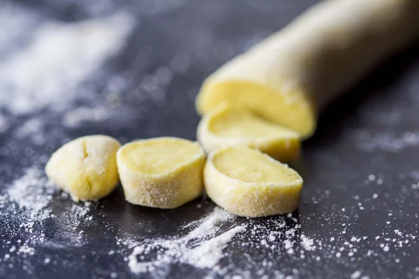 Cooking Italian pasta orecchiette, yellow dough, home kitchen — Stock Photo, Image