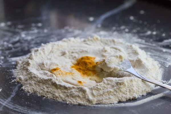 Cooking dough for Italian pasta, heap with a hole of water, mixi — Stock Photo, Image