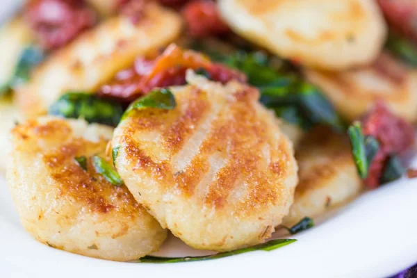 Ñoquis de patata frita con salsa de tomates secos, espinacas, Ital — Foto de Stock