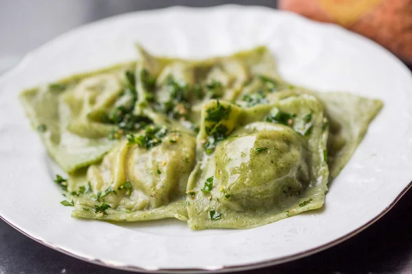 Pâtes de ravioli à base de pâte verte avec farce aux champignons, huile, pars — Photo