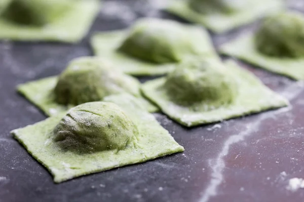 Schichten grüner Teig mit Spinat und Pilzfüllung zum Kochen — Stockfoto