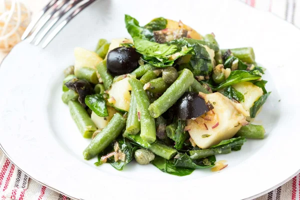 Potato salad with green beans, olives, capers, onions, delicious — Stock Photo, Image