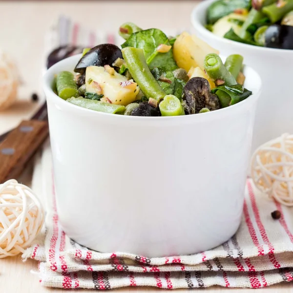 Aardappelsalade met olijven, kappertjes, groene bonen, uien, heerlijke — Stockfoto