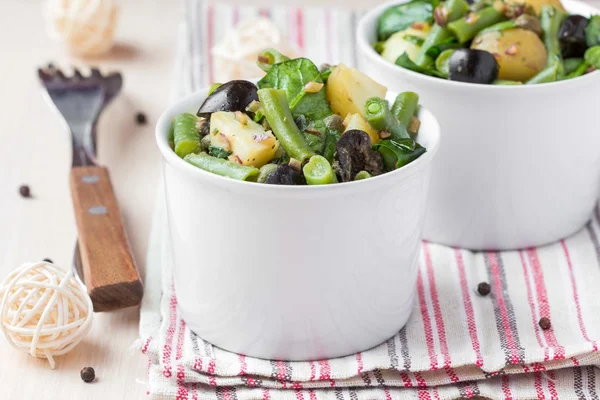 Aardappelsalade met olijven, kappertjes, groene bonen, uien, heerlijke — Stockfoto