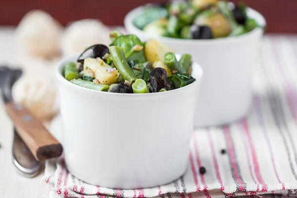 Aardappelsalade met olijven, kappertjes, groene bonen, uien, heerlijke — Stockfoto