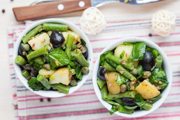 Salada de batata com feijão verde, azeitonas, alcaparras, cebolas, delicioso — Fotografia de Stock