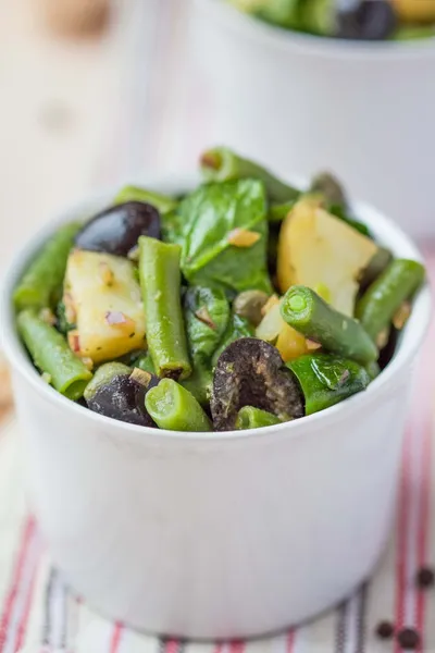 Aardappelsalade met olijven, kappertjes, groene bonen, uien, heerlijke — Stockfoto