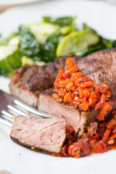 Bistecca di manzo alla griglia con salsa di pomodori secchi, peperoni rossi — Foto Stock