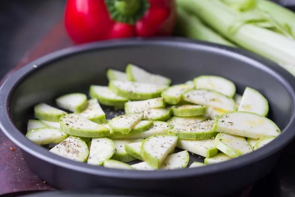 Zucchine fresche affettate con erbe in forma per la cottura, deliziose — Foto Stock