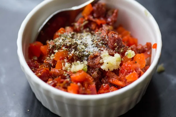 Соус сальсы с сушеными помидорами, красный перец, масло, чеснок и ее — стоковое фото