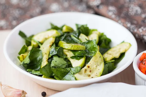 Green salad with zucchini, spinach, spring fresh, healthy dish — Stock Photo, Image