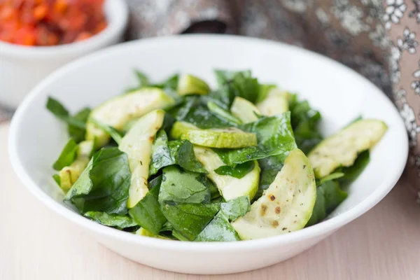 Green salad with zucchini, spinach, spring fresh, healthy dish — Stock Photo, Image