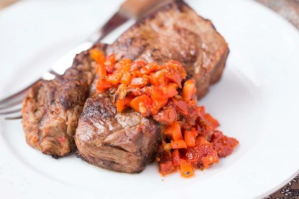 Grilled beef steak with salsa sauce dried tomatoes, red peppers — Stock Photo, Image