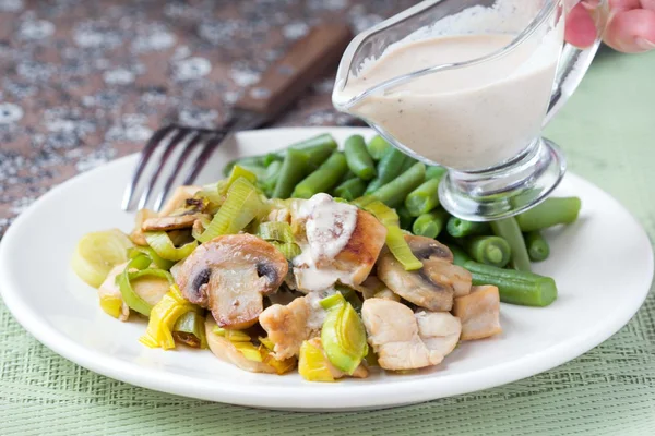 Hühnerfilet gebraten mit Lauch, Champignons, grünen Bohnen, Sahne sa — Stockfoto