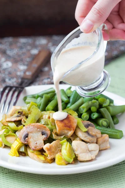 Kipfilet gebakken met paddestoelen, groene boontjes, prei, crème sa — Stockfoto